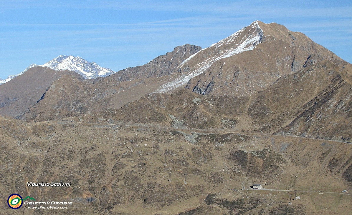 17 Zoom sul passo, con Disgrazia,  Fioraro e la Casa Cantoniera....JPG